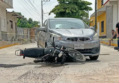 Hospitalizan a motorista tras sufrir un accidente