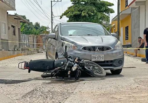 Hospitalizan a motorista tras sufrir un accidente