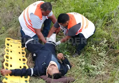 Se estrellan taxi y motocicleta por exceso de velocidad
