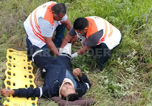 Se estrellan taxi y motocicleta por exceso de velocidad