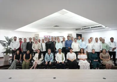 Reconocen a abogados de la FGE en su día