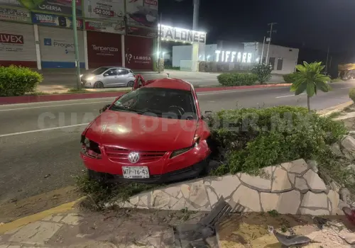 Chocan automóvil compacto en tramo carretero a Tuxtla