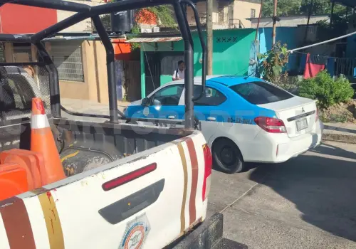 Queda malherido al impactar en un taxi
