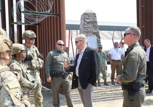 Ronald Johnson visita frontera con México