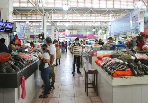 Denuncian locatarios cobros injustificados