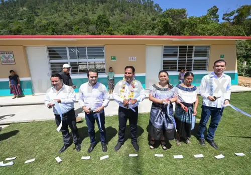Eduardo Ramírez entrega becas Rosario Castellanos