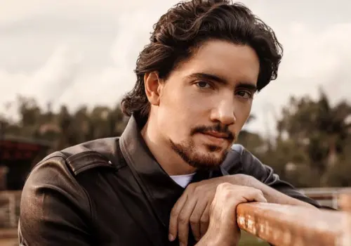 Alex Fernández le entra al mariachi-pop