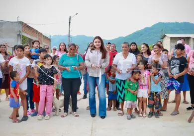 Valeria Rosales entrega calle pavimentada