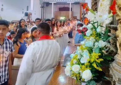 Reciben el sacramento de la confirmación