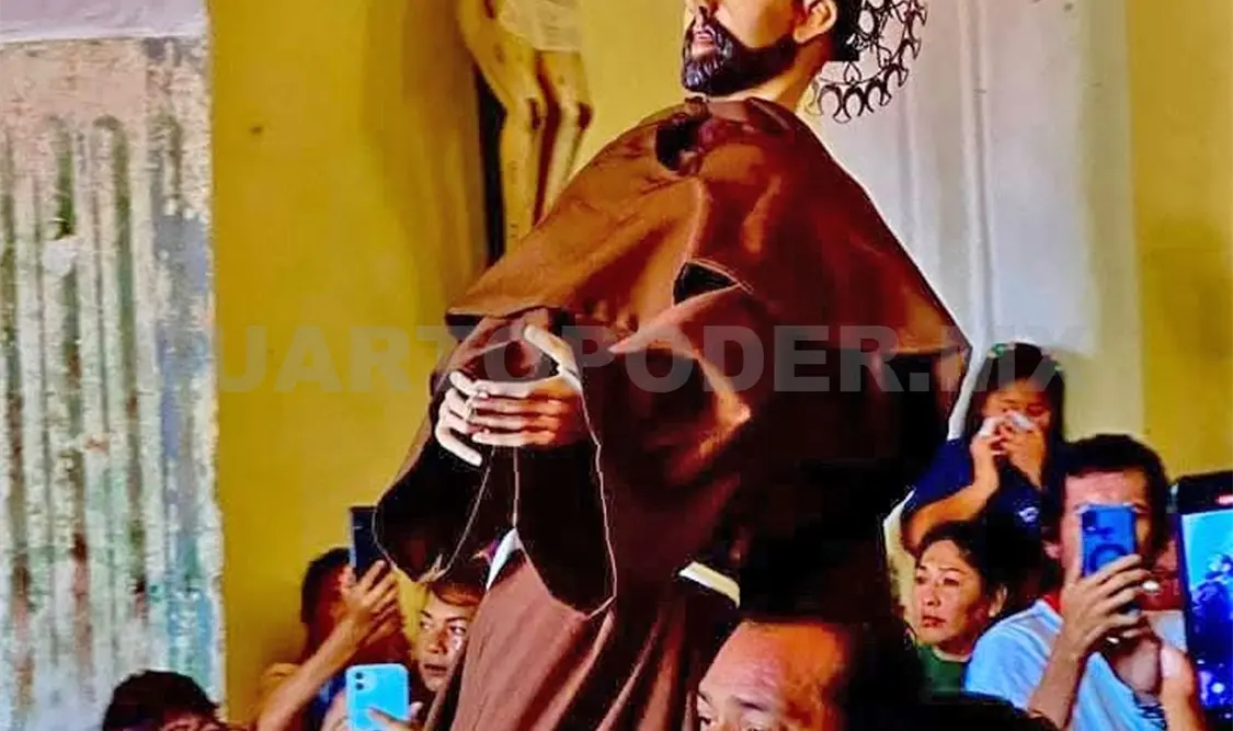 El “Tata Chico” reposa en un altar en el atrio de la iglesia, donde fieles católicos acuden para pedir por sus familias. Jesús Cruz / CP