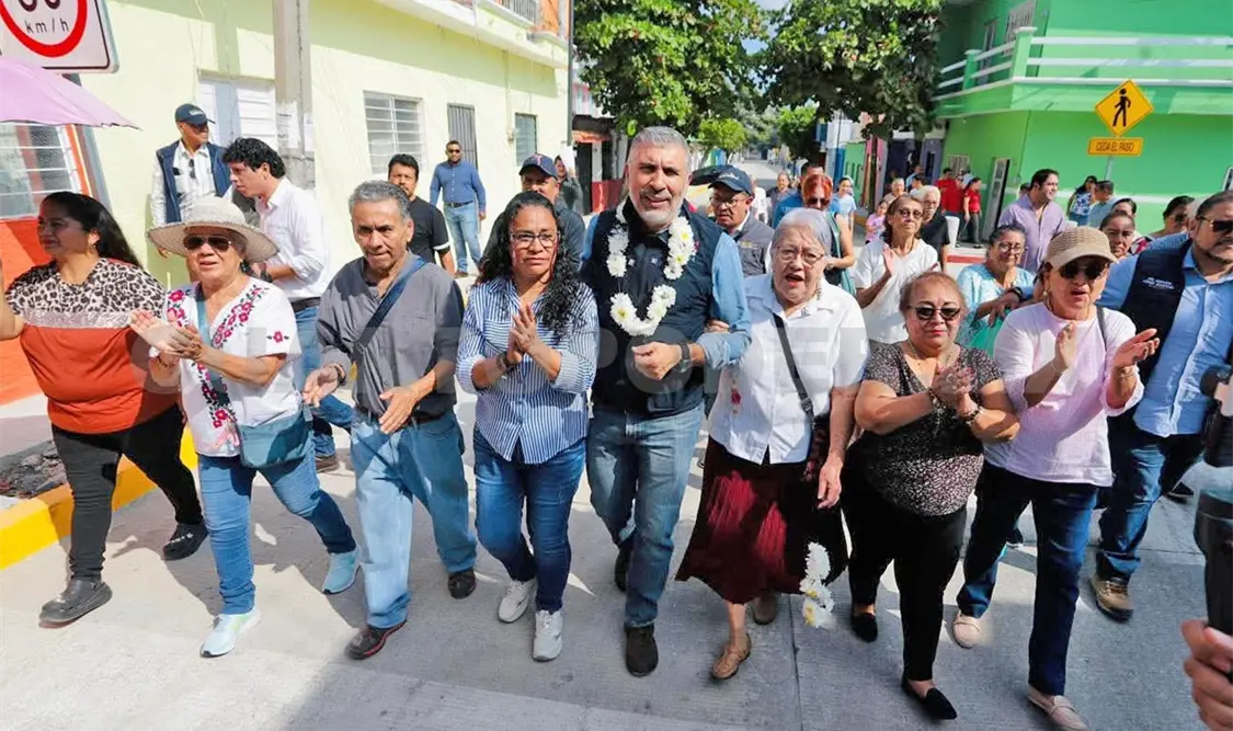El alcalde Ángel Torres, junto a vecinas y vecinos, inauguró la pavimentación integral de la calle. CP