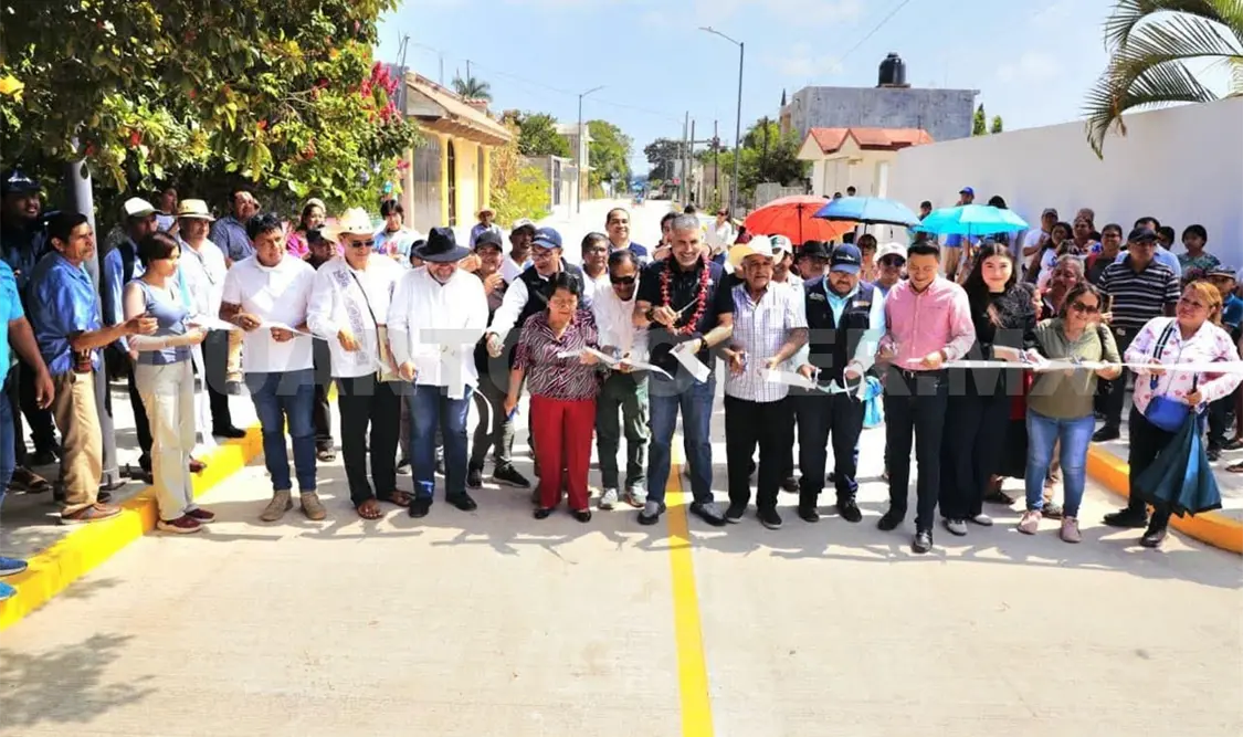 Ángel Torres, alcalde tuxtleco, al momento del corte del listón. Cortesía