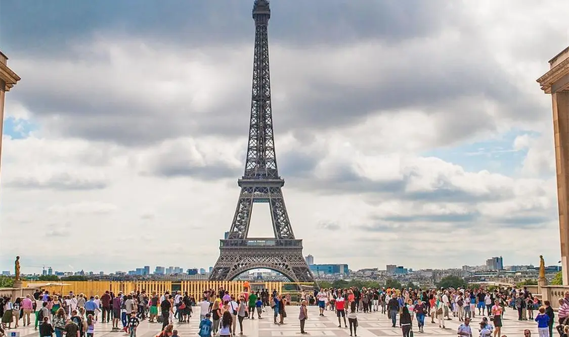 ¿La Torre Eiffel crece durante el verano?