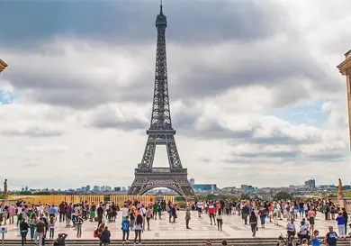 ¿La Torre Eiffel crece durante el verano?