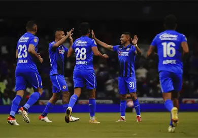 Cruz Azul remonta y vence a Chivas