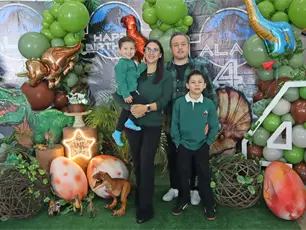 Alan disfruta fiesta jurásica