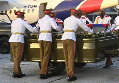 Cuba recibe con honores los cuerpos de militares