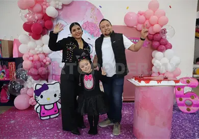 María Fernanda y su mundo de gatitos