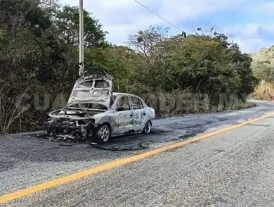 Por cortocircuito, vehículo se incendia