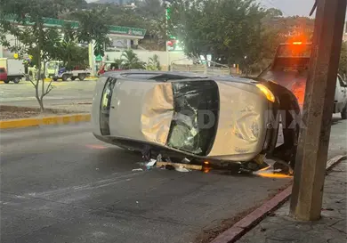 Vuelca sedán en el libramiento Sur Vuelca sedán en el libramiento Sur