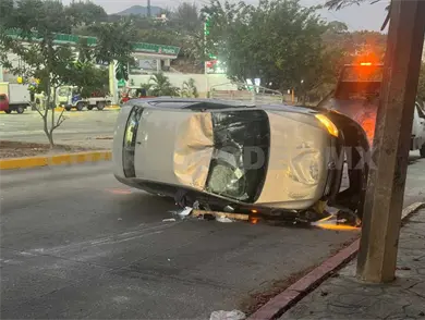 Vuelca sedán en el libramiento Sur
