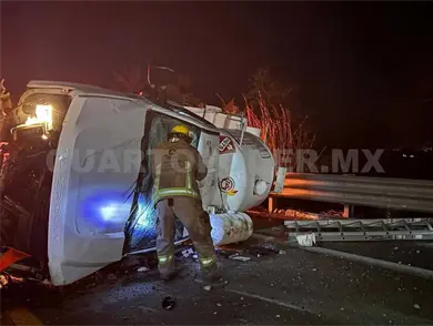 Se accidenta pipa de gas y la abandonan