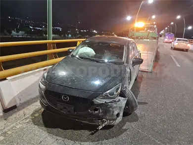 Choca automóvil en muro de contención