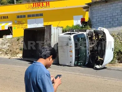 Se queda sin frenos en una pendiente y acaba volcando