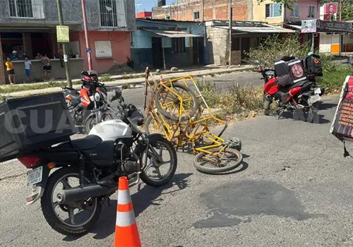 Encontronazo entre moto y triciclo deja un herido