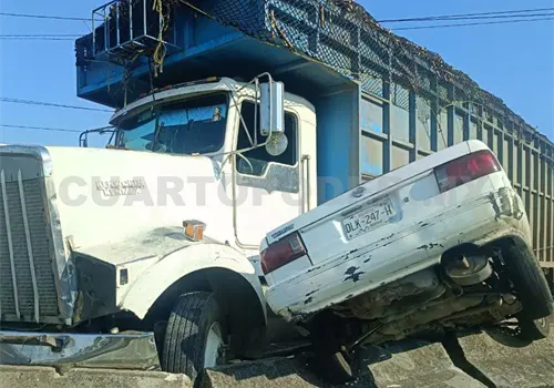 Torton y auto destruyen barra de contención