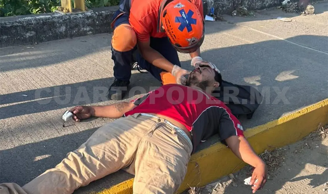 Personal de SAE valoró al lesionado debido al violento impacto. Víctor Sánchez / CP