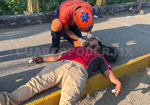 Hospitalizan a motorista por fuerte percance vial