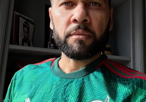 Dani Alves presume foto con playera del Tricolor Dani Alves presume foto con playera del Tricolor