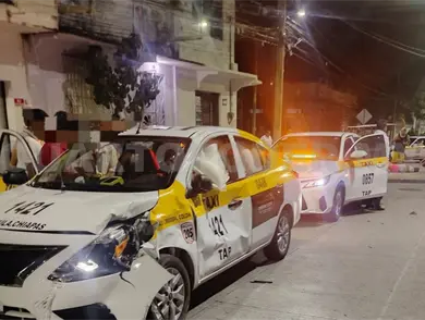 No respetan el alto y provocan choque