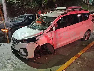 Causa percance múltiple y se estrella en jardinera