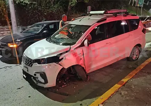 Causa percance múltiple y se estrella en jardinera