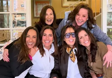 Andrade se reúne con excompañeras Andrade se reúne con excompañeras