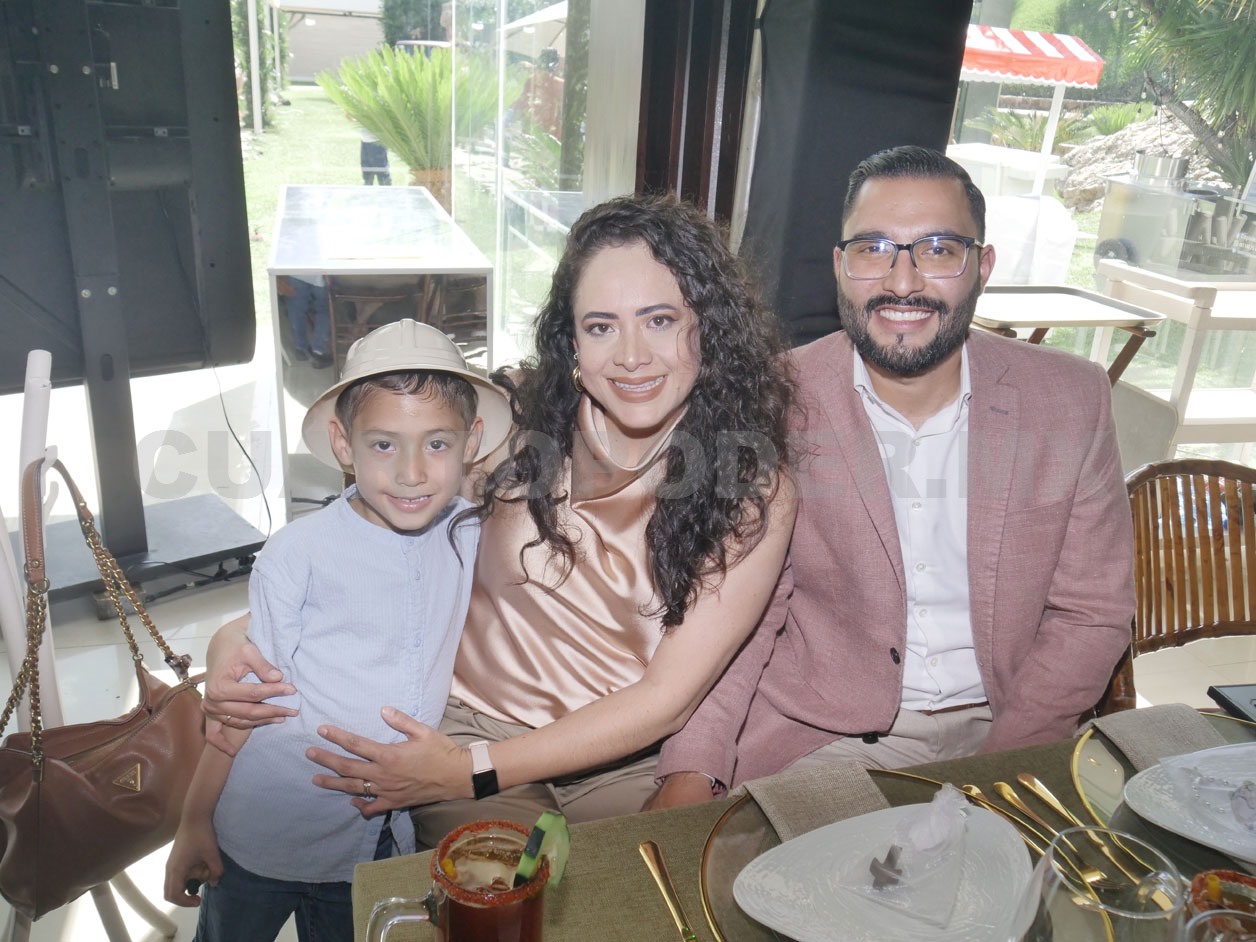 El pequeño Renato fue bautizado