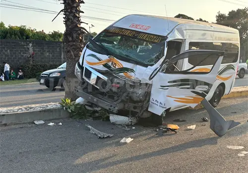 Encontronazo entre colectivo y camioneta
