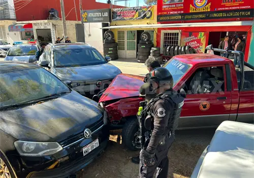 Atropella a anciana y causa choque múltiple