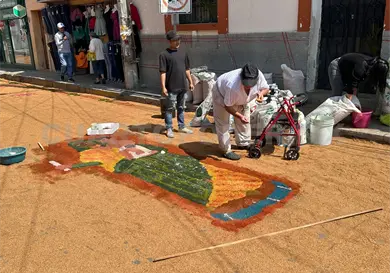 Hacen alfombra como acto de fe y devoción Hacen alfombra como acto de fe y devoción