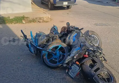 Abandonan motocicletas que chocaron en el centro