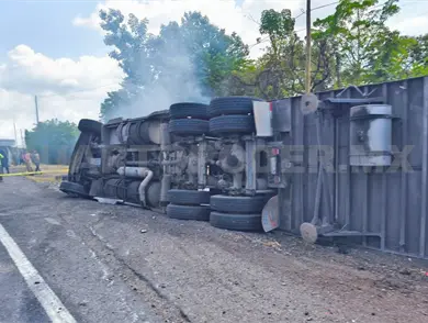 Tráiler vuelca en la Curva del Diablo