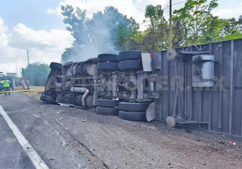 Tráiler vuelca en la Curva del Diablo