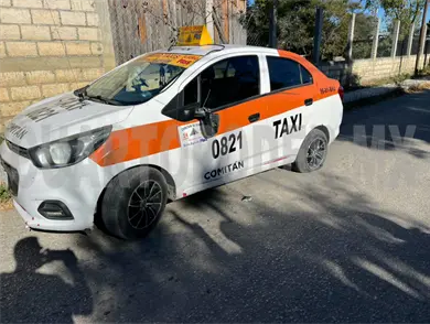 Motociclista lesionado al colisionar contra taxi