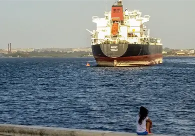 Trump busca bloquear el abasto de petróleo a Cuba