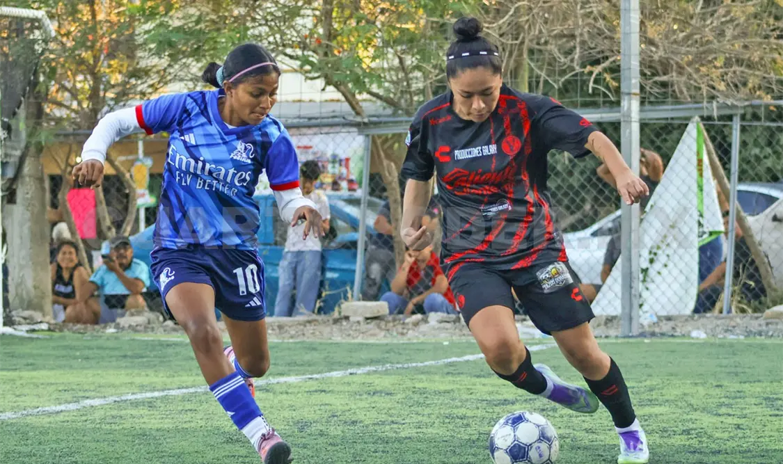 Las jugadoras se esforzaron al máximo desde que comenzó el enfrentamiento en la cancha de Fut 7 San José. Alan Pola/CP