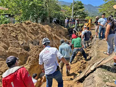 Derrumbe sepulta a dos trabajadores