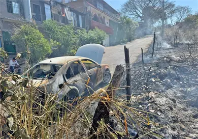 Arde pastizal y alcanza un auto estacionado Arde pastizal y alcanza un auto estacionado