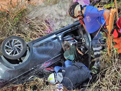 Vuelca y cae en el fondo de un canal